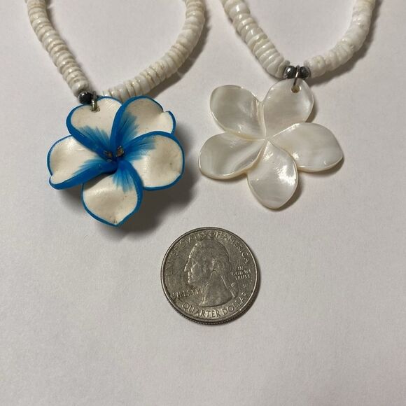 Puka Shell Choker Necklace Blue and White Hawaiian Flowers Plumeria - Picture 4 of 4